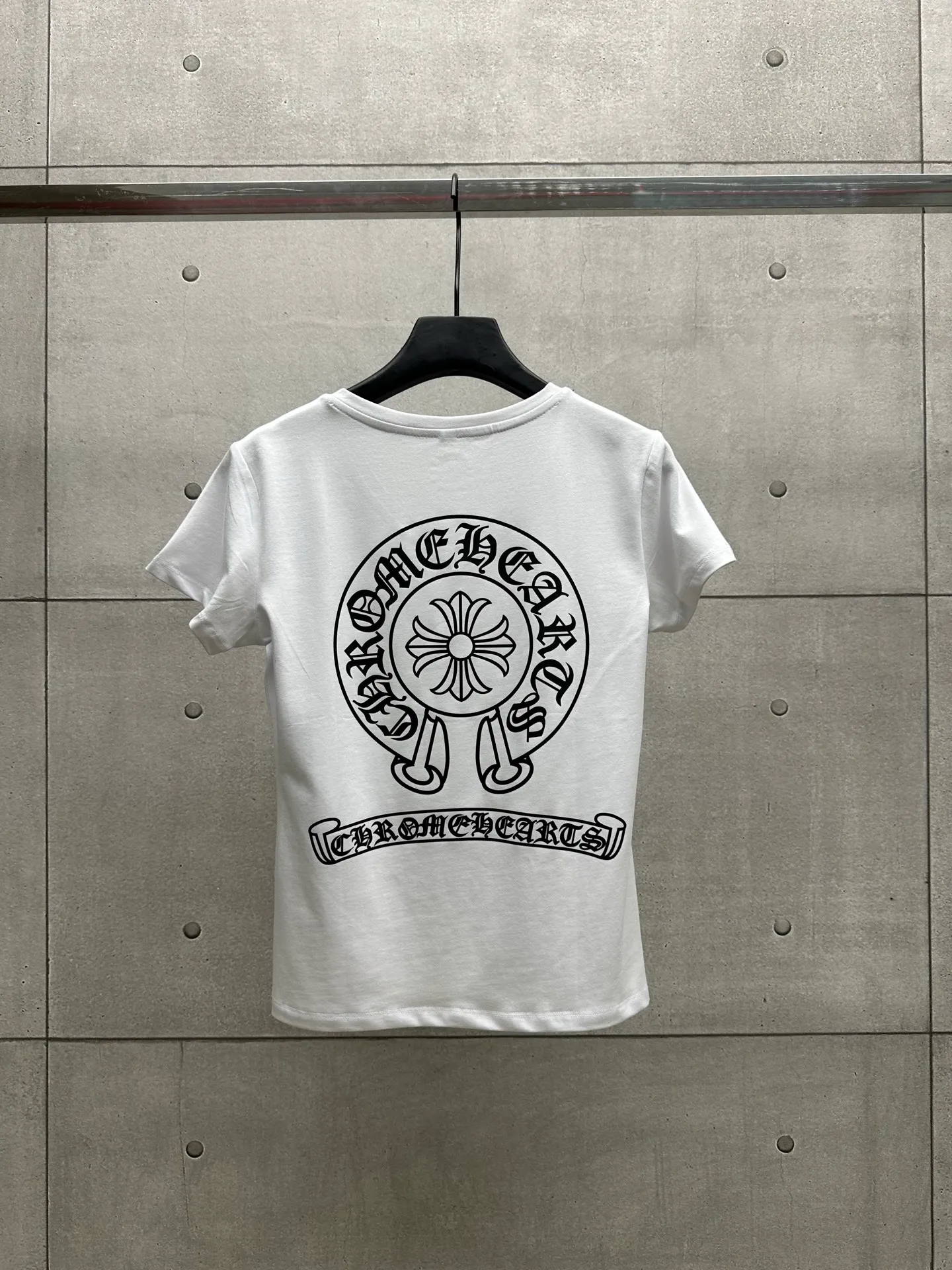 P126 #068 CHROME HEARTS 25SS women's T-shirt. Made of 220G original consistent fabric. V-neck women's waist style. The whole body is made of imported digital direct printing. Color: Black White Size: S M L